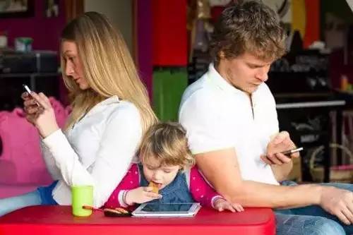 国外妈妈这样帮孩子戒手机,太聪明了!