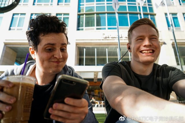 选亚索玩女装争做表情包 乐观精神助欧美战队