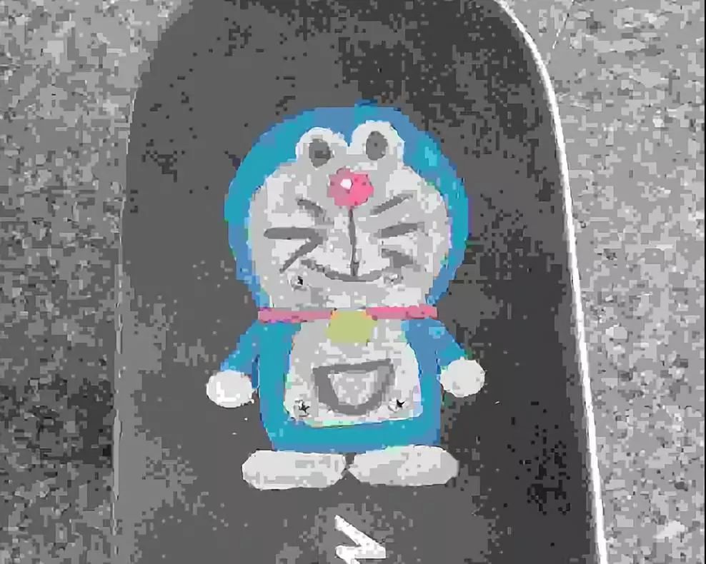 与传统滑板界把logo低调地印在滑板背面不同,拼多多滑手是不拘一格地