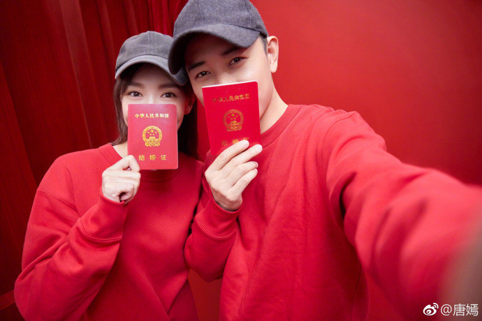 唐嫣与伴娘团合影曝光，一身红衣面露甜笑，婚礼现场浪漫奢华