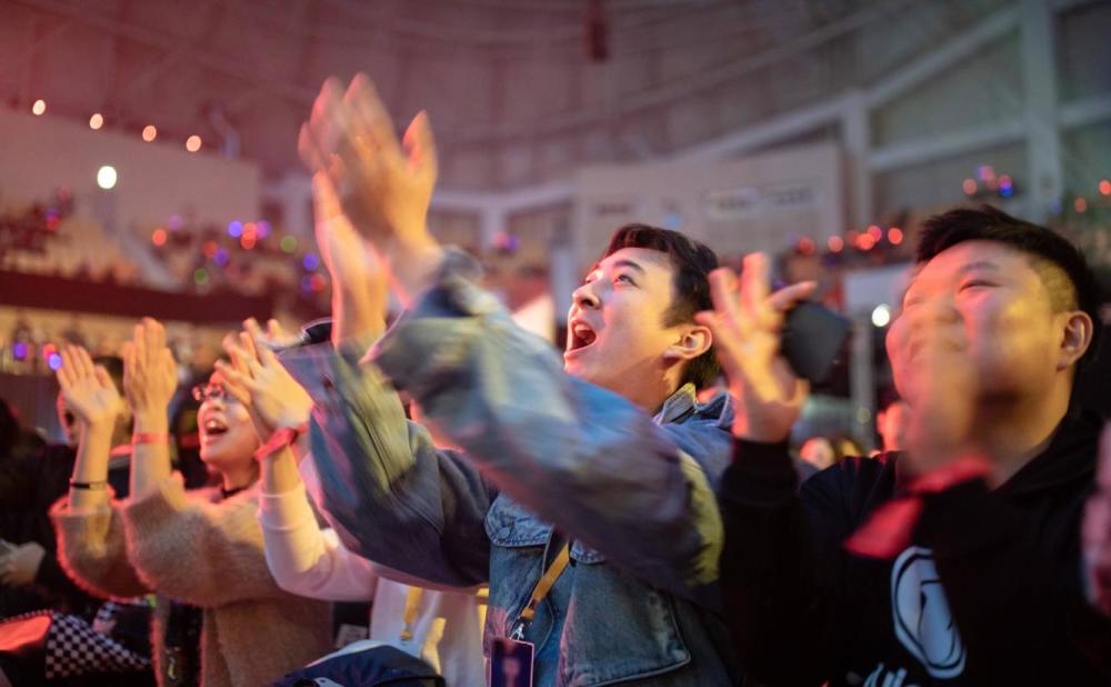 [体育早报]曼城1-0热刺领跑积分榜 皇马主帅洛