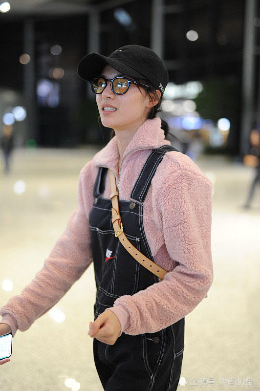 尴尬!25岁钟楚曦穿背带裤素颜现身,不料变身女