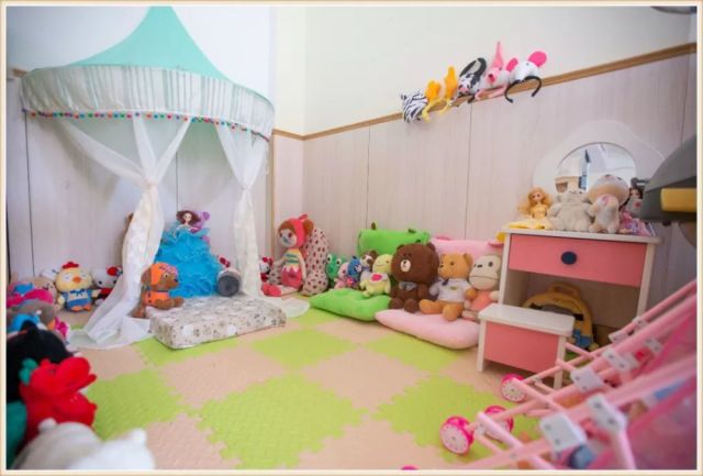 娃娃家:投放各类毛绒玩具,芭比娃娃,卡通头饰,设小床,床帘,梳妆台