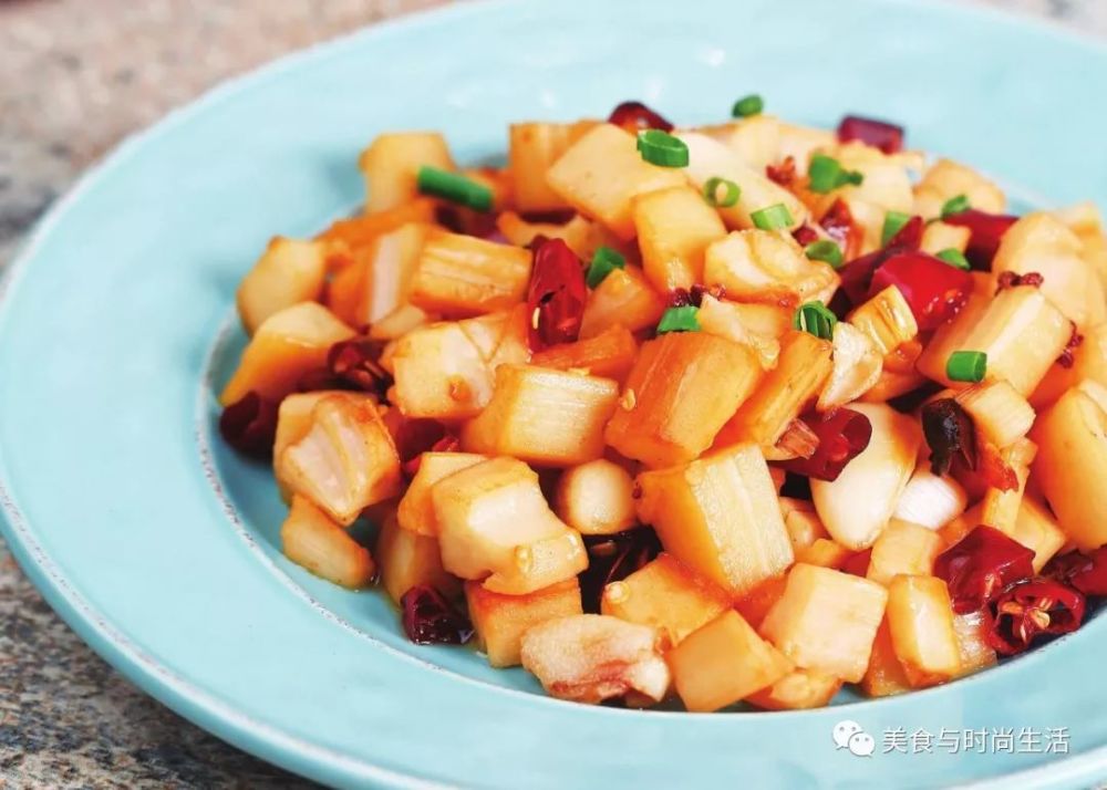 酸辣藕丁，秋季开胃小菜，吃起来清爽可口，让人欲罢不能