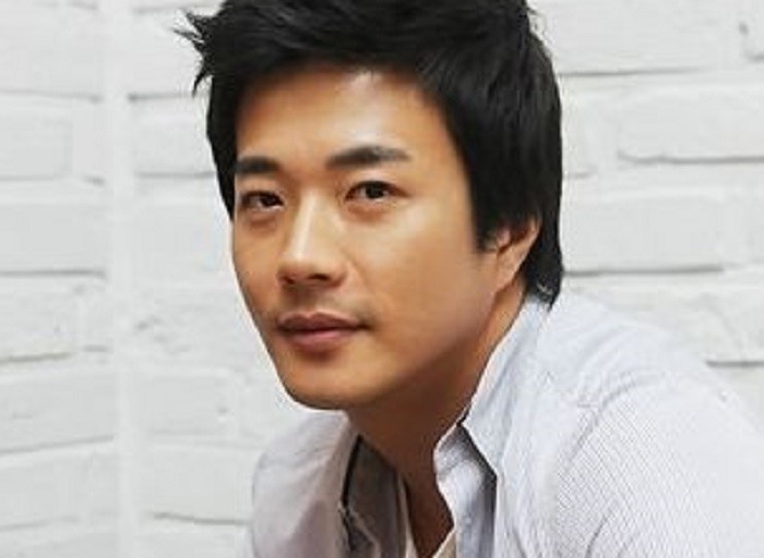 他长相酷似罗晋,因演《天国的阶梯》成名,如今