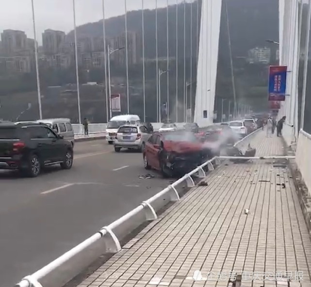 重庆一公交撞轿车坠江：轿车女司机逆行导致 已打捞出两具遗体（组图/视频） - 4