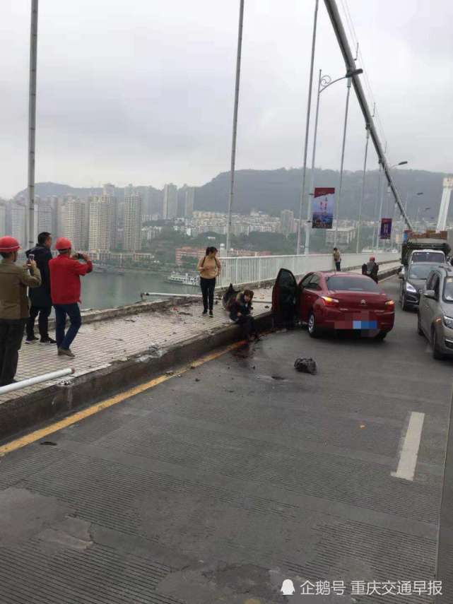 重庆一公交撞轿车坠江：轿车女司机逆行导致 已打捞出两具遗体（组图/视频） - 5