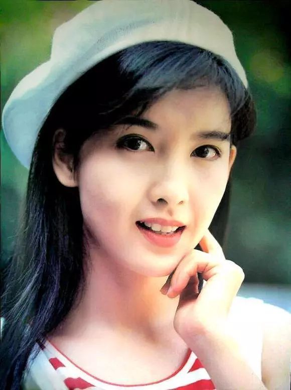 周慧敏从出道之时至今,已经美了整整33年.