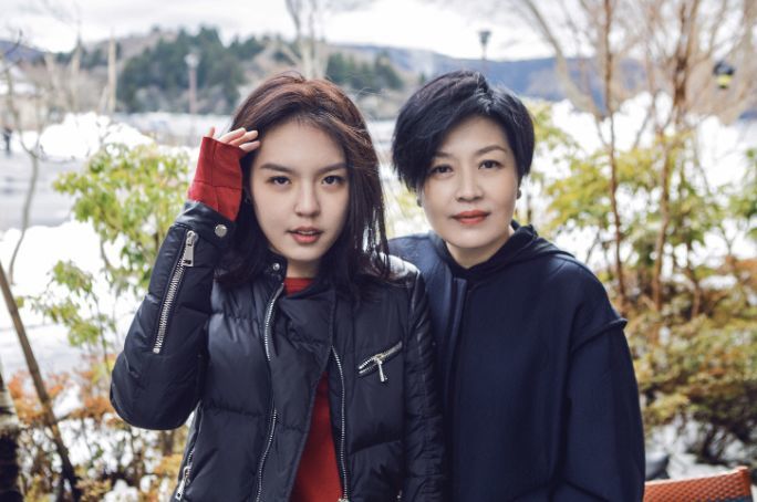 李咏离世,微博就发起了用非常6 1手势送别李咏的活动.