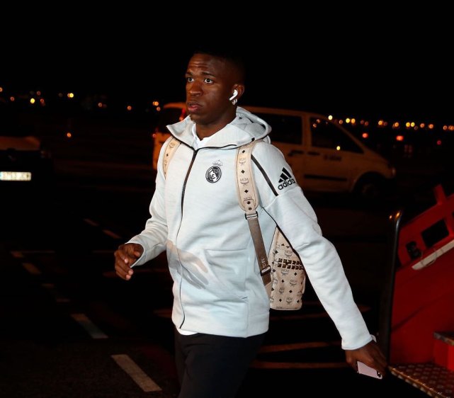 :为维尼休斯申诉取消红牌 带到诺坎普却不进名单