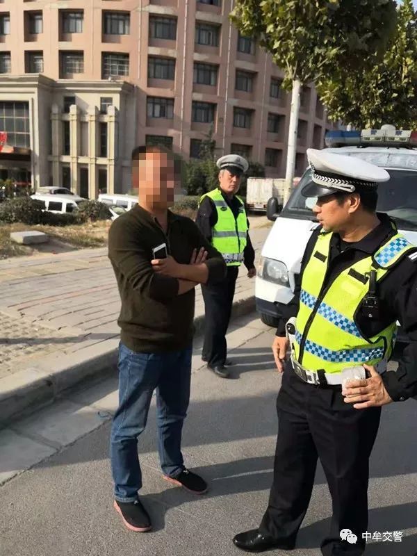 中牟一奥迪车被交警拦截 司机被当街控制