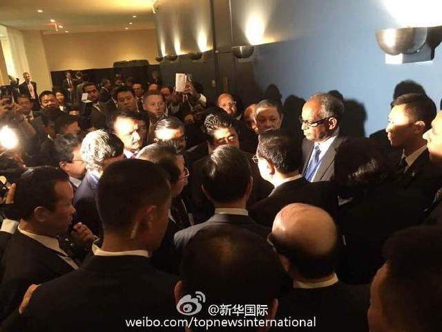 李克强在联大会场外过道处与安倍握手交谈