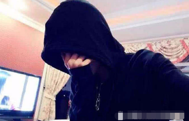 网红"黑脸v"爆光正脸,大眼睛炯炯有神,网友:难道是小鲜肉?