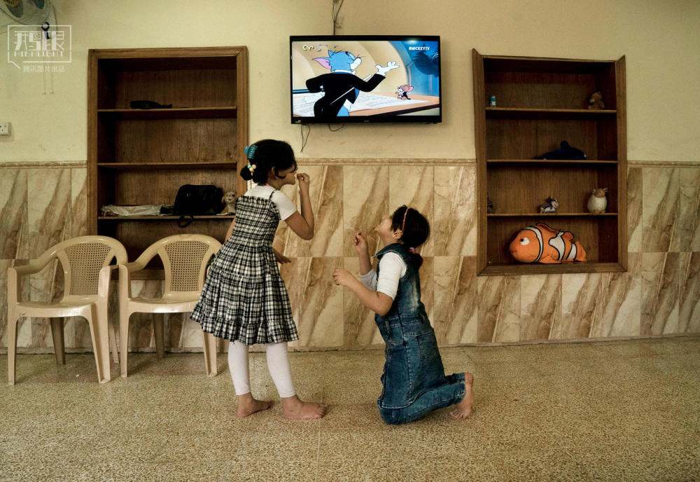 鹅眼:伊拉克孤儿院的IS遗孤,拒绝与女性握手斩