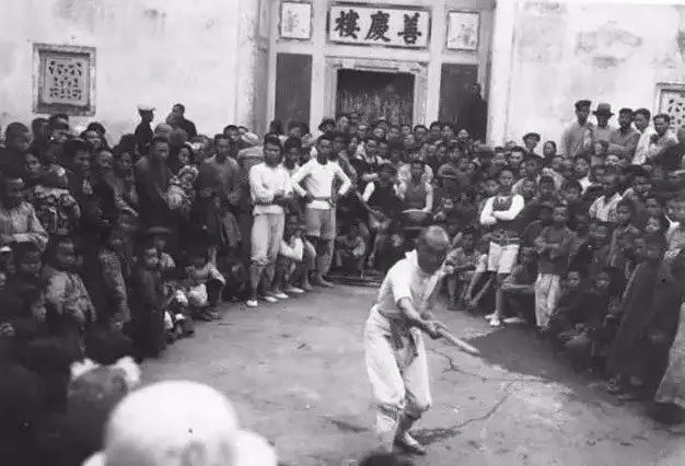 蕉岭,叟乐街头耍把戏的,摄于1935年1月1日.梅城,算命先生,摄于1948年.