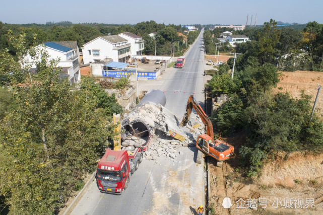 一辆装载巨型钢罐的重型卡车由北往南行驶至107国道汨罗市罗江镇石仑