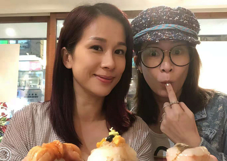 文颂娴和佘诗曼聚会喝酒，人群中间还有一个曾志伟