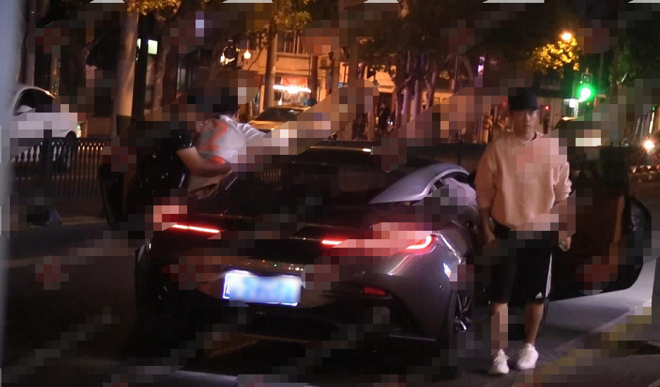郑恺再现“夜店小王子”风范，玩彻通宵后带俩神秘女回家
