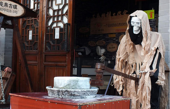 现实版“有钱能使鬼推磨”，引无数游客排队购票，网友:花式赚钱