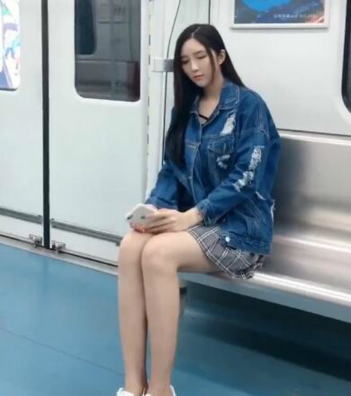 小姐姐地铁玩手机,抬头对我笑