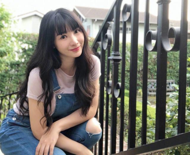 柳岩穿背带裙也能妩媚性感，照片却意外曝光家中田园豪宅