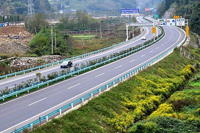 衡阳:男子开车赶时间又怕被拍 用贴纸遮挡号牌