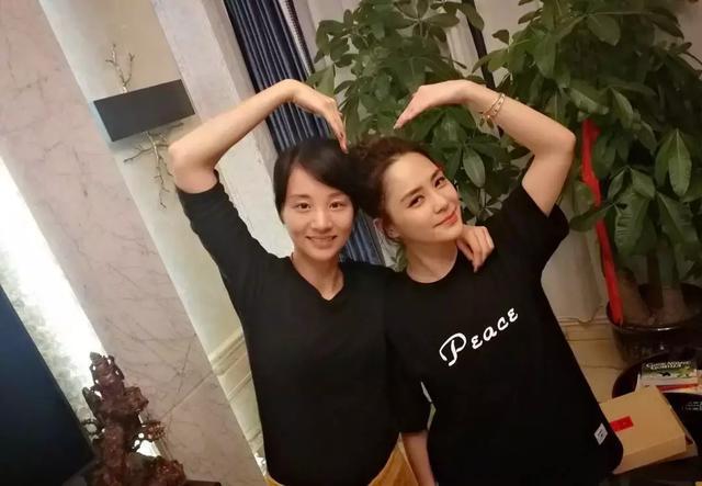 阿娇跟陈龙老婆比爱心合影，章龄之透露阿娇在上海试婚纱并将大婚