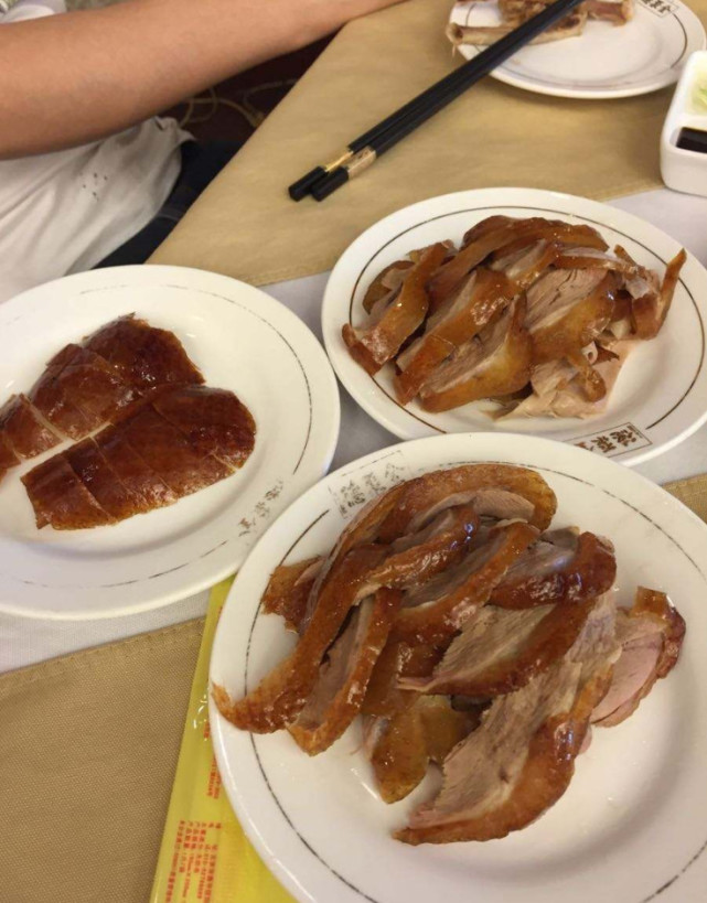 全聚德烤鸭"玩花样",烤鸭也能蘸跳跳糖?吃到嘴里却傻眼了!