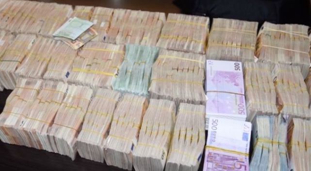 外汇黑市浮出水面！1个月账户流水1个亿 用行李箱装满现金交易