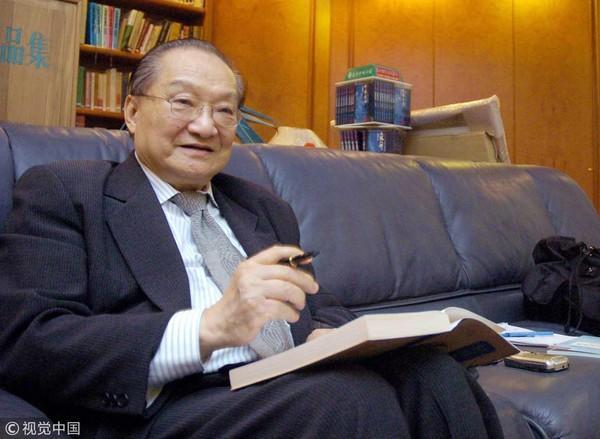 19岁长子跳楼身亡，金庸为儿悲痛想改《倚天屠龙记》