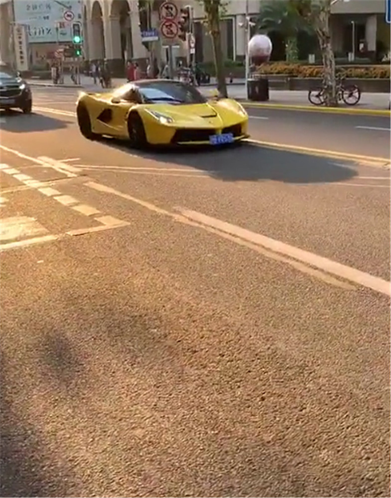 上海偶遇2250万黄色法拉利拉法,车主是富二代