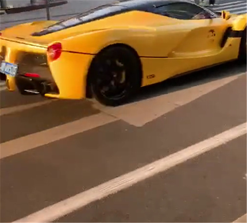 上海偶遇2250万黄色法拉利拉法,车主是富二代