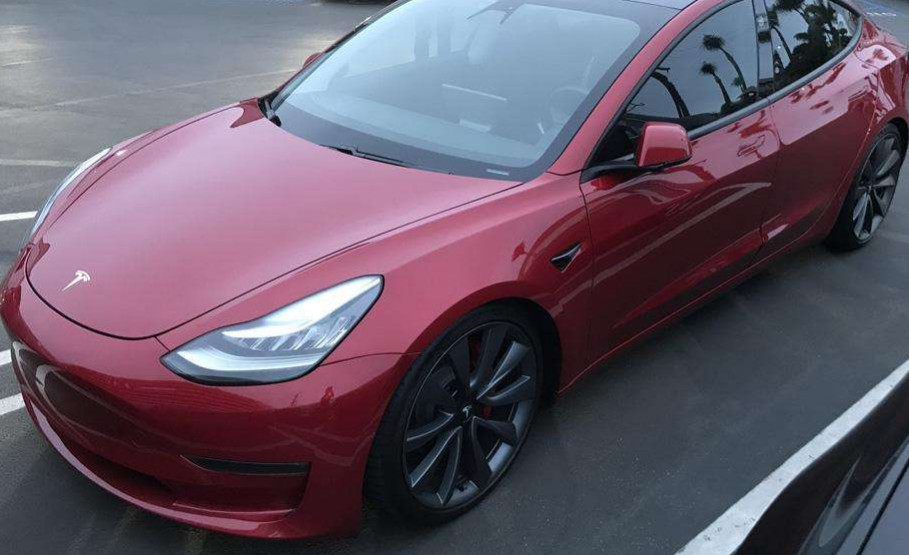 唐嫣为特斯拉摇号,在场的人一看疯传,网友:这