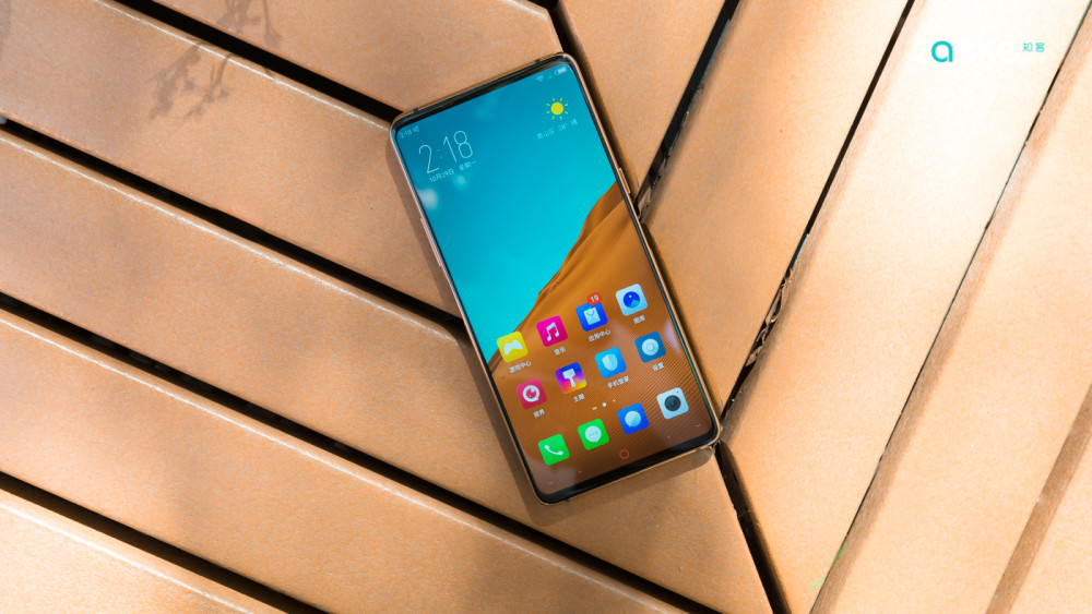 努比亚X上手:看似保守,却能以创意跻身前列