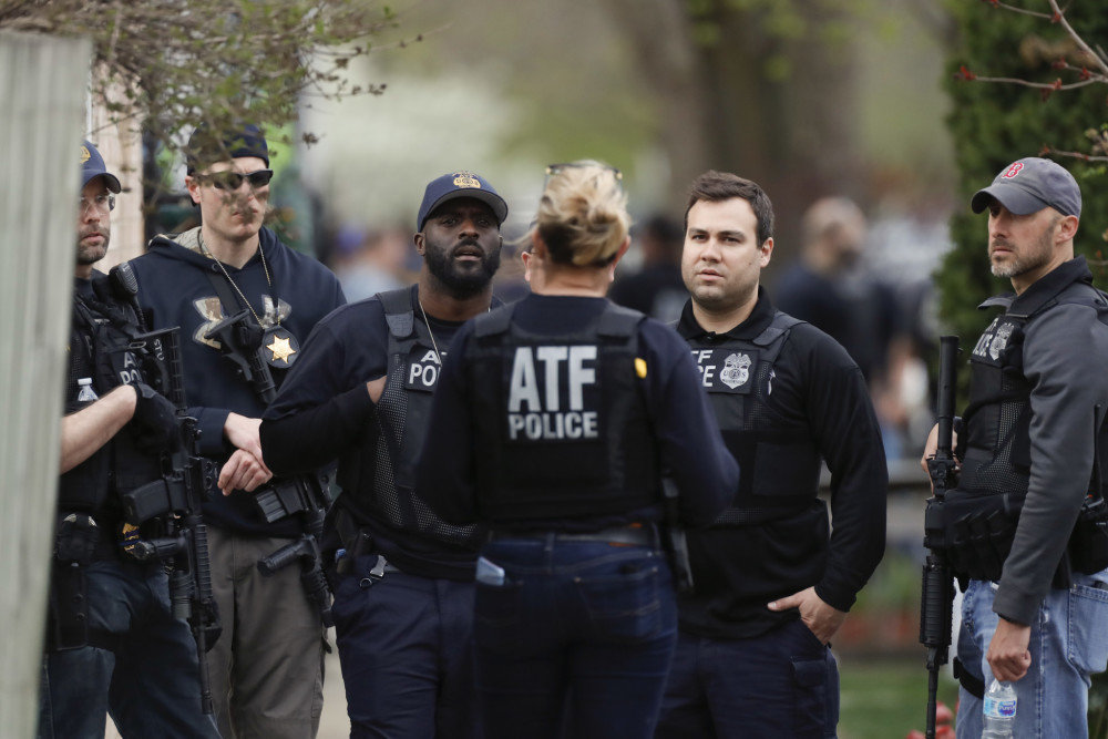 美国禁毒战争冷幽默:特工贩毒一人摔倒,毒枭法