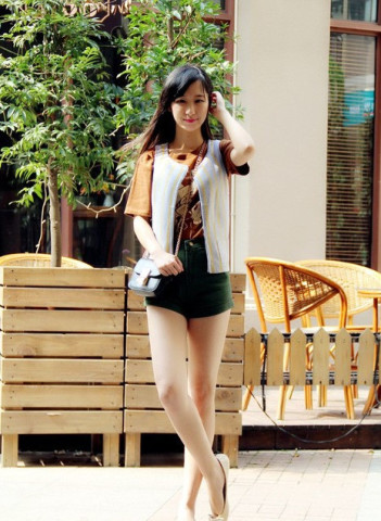 <em>短裤</em>怎么搭配出<em>性感</em>呢? 出街显细长腿 迷死男