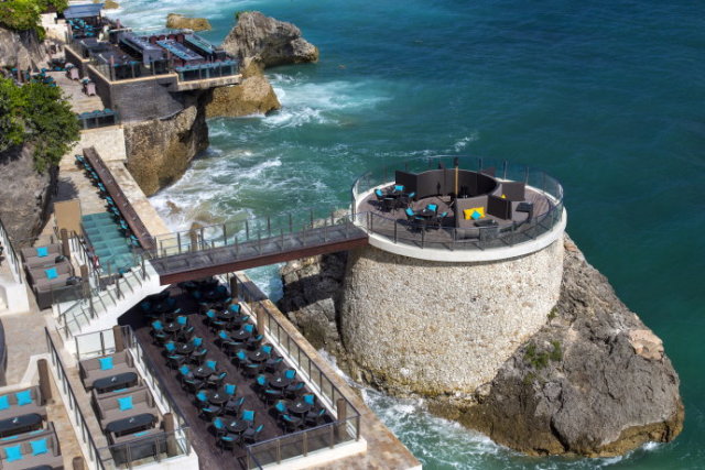 巴厘岛阿雅娜岩石酒吧:在神的避难所观海景日