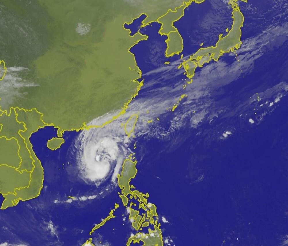 台风玉兔的“长头发”飘到日本，是否已避开中国?