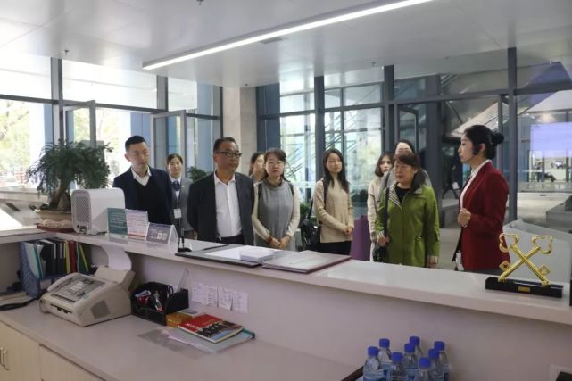 昨天,曲江新区政务服务中心来了10位特殊客人