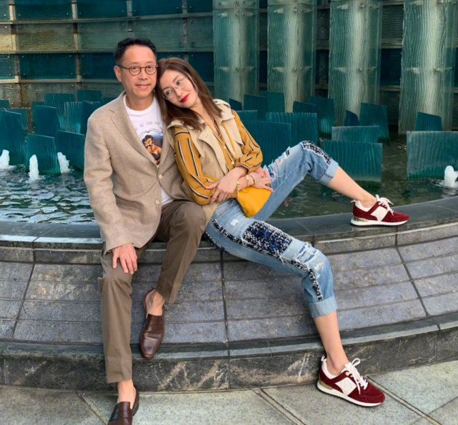 李嘉欣罕见晒许晋亨温馨父子照,许建彤像小棉