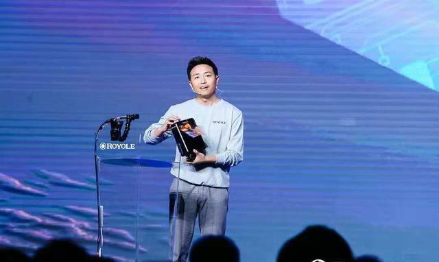 柔宇科技发售全球首款可折叠柔性屏手机,平板