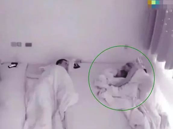 1岁宝宝半夜自己喝奶,喝完哄自己睡觉,网友:宝