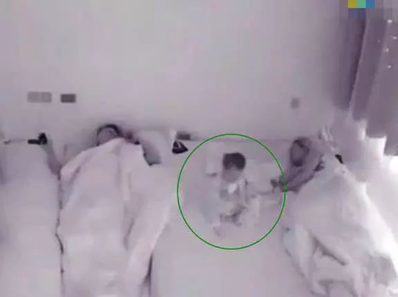 1岁宝宝半夜自己喝奶,喝完哄自己睡觉,网友:宝