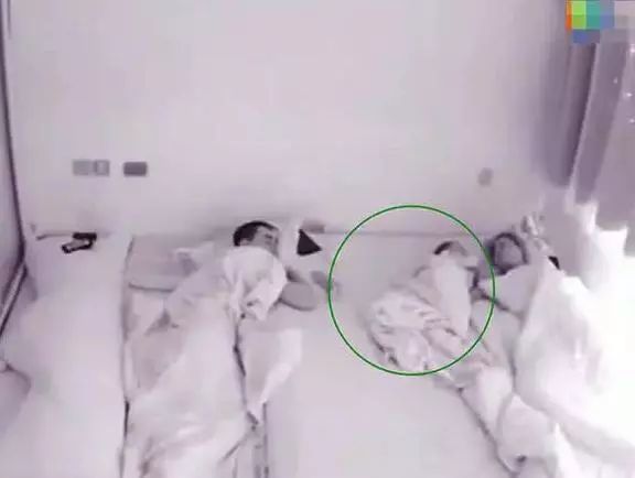 1岁宝宝半夜自己喝奶,喝完哄自己睡觉,网友:宝