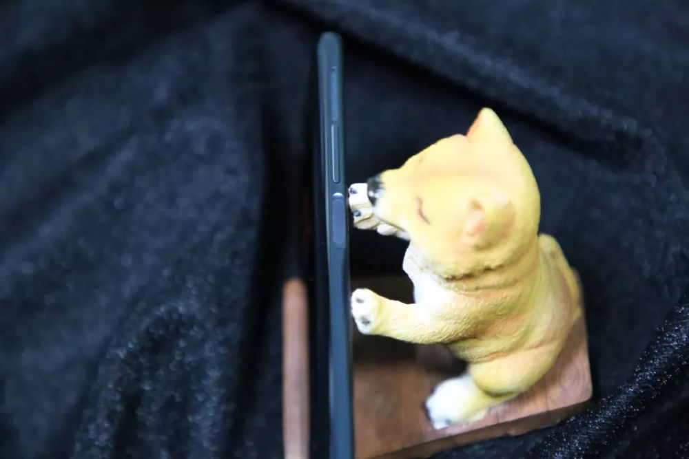 努比亚X这个双屏,可能跟你想象中的双屏手机不