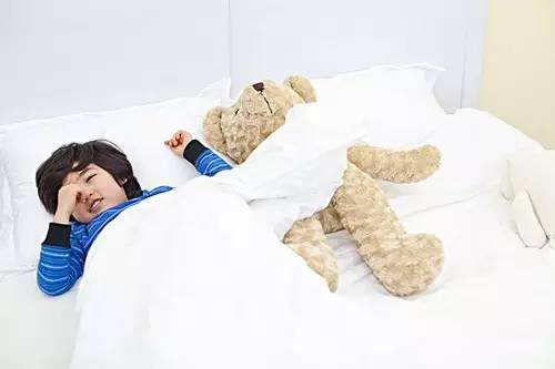 不用枕头睡觉对颈椎有好处?这两种情况要分清