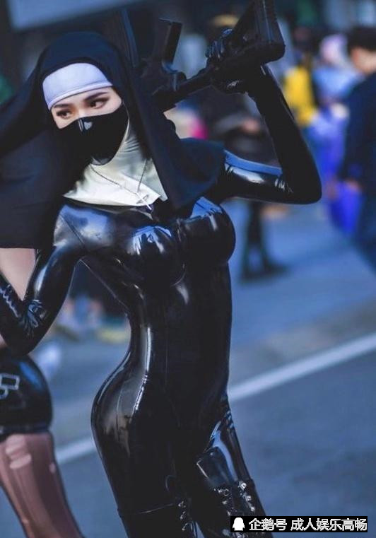 修女极品cosplay,身穿"塑料"紧身衣全场最佳,网友,衣服太反光