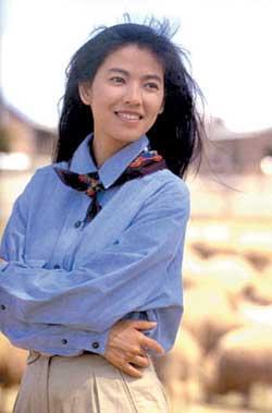 一代情歌皇后，遇渣男形象大毁，48岁生下双胞胎，如今美如少女