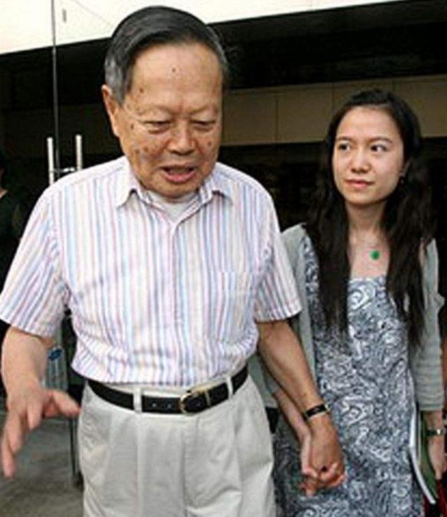 诺贝尔得奖者杨振宁96岁一脸斑,42岁妻子却白白嫩嫩