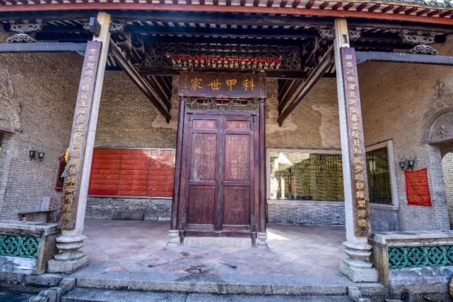 正厅对联左路前院门对联右路前院门对联,图中陈伯是祖祠专职看护人